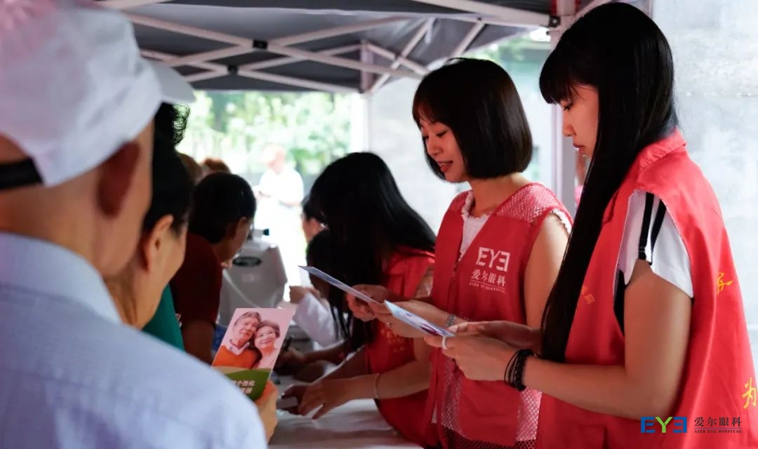 医护团队为到场居民发放《眼健康手册》2